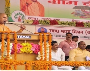 ग्रामीणों से मिलकर बोले योगी, पिछली सरकारों के एजेंडे में नहीं था गांव, गरीब और किसान ग्राम चौपाल