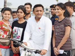 मॉर्निंग वॉक पर अखिलेश
