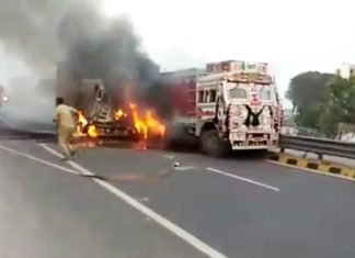 हाईवे पर खड़ी ट्रक में घुसी वैगन, जिंदा जल गया ड्राइवर, एक घायल, देखें वीडियो जिंदा जला ड्राइवर