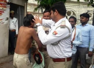 राजधानी के VVIP चौराहे पर दरोगा ने रिक्शाचालक को लात-घूंसे से पीटा, तस्वीरें वॉयरल दरोगा ने रिक्शा चालक को