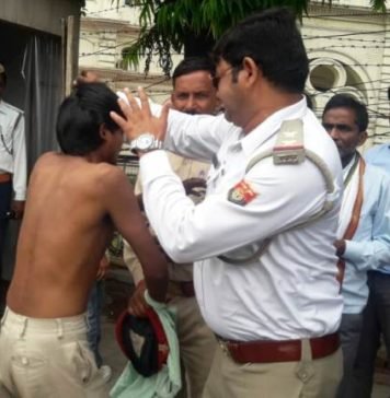 दरोगा ने रिक्‍शा चालक को