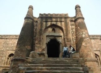 ऐतिहासिक इमारतों से छेड़छाड़