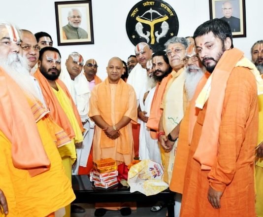 राम मंदिर के लिए योगी से मिले अयोध्या के साधु-संत, कहा आ चुका है निर्माण का समय योगी से मिले साधु-संत