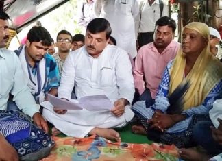 प्रदर्शन में पहुंचे आप सांसद ने पूछा, जल्लीकट्टू के लिए बदल सकता है कानून तो शिक्षामित्रों के लिए क्यों नहीं शिक्षामित्रों को आप का समर्थन