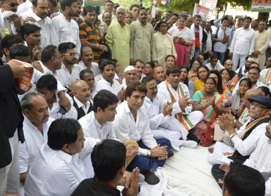 कानून-व्यवस्था व अपराध के मुद्दे पर कांग्रेस ने किया प्रदर्शन प्रदेश में बिगड़ती कानून व्यवस्था