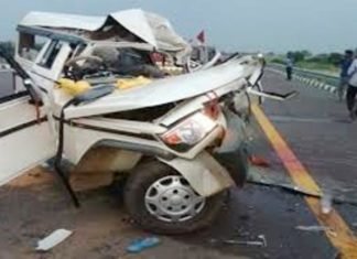 आगरा-लखनऊ एक्सप्रेस-वे पर श्रद्धालुओं से भरी बोलेरो ट्रक में घुसी, आठ की मौत, तीन की हालत गंभीर एक्सप्रेस-वे पर हादसा