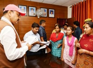 आवास पर उमड़ें फरियादी तो भड़के केशव मौर्या ने कहा काम नहीं कर रहे अधिकारी, होगी कार्रवाई निकम्मे अधिकारी