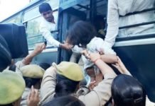लखनऊ यूनिवर्सिटी बनी अखाड़ा, दौड़ाकर पीटे गए शिक्षक, कुलपति और प्रॉक्टर से भी बदसलूकी, FIR दर्ज, देखें तस्वीरें लखनऊ यूनिवर्सिटी में बवाल
