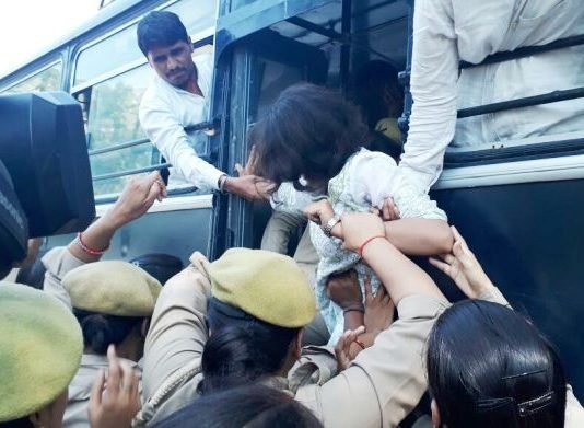 लखनऊ यूनिवर्सिटी बनी अखाड़ा, दौड़ाकर पीटे गए शिक्षक, कुलपति और प्रॉक्टर से भी बदसलूकी, FIR दर्ज, देखें तस्वीरें लखनऊ यूनिवर्सिटी में बवाल