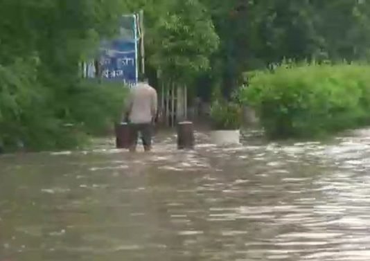 दिल्ली-NCR में भारी बारिश, खतरे के निशान के निकट पहुंचा यमुना का जलस्तर यमुना का जलस्तर