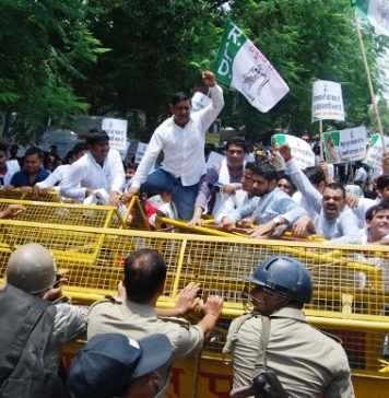 विधानसभा का घेराव करने जा रहे रालोद कार्यकर्ताओं से पुलिस की धक्का-मुक्की, फूंका सीएम का पुतला युवा रालोद का प्रदर्शन