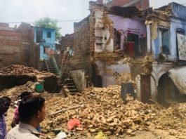बारिश से ढह गया मकान