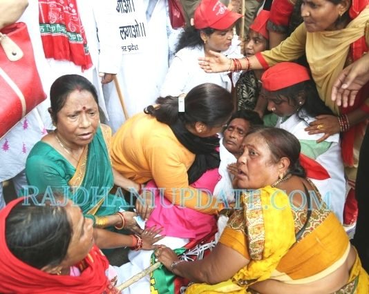 सपाईयों पर लाठीचार्ज