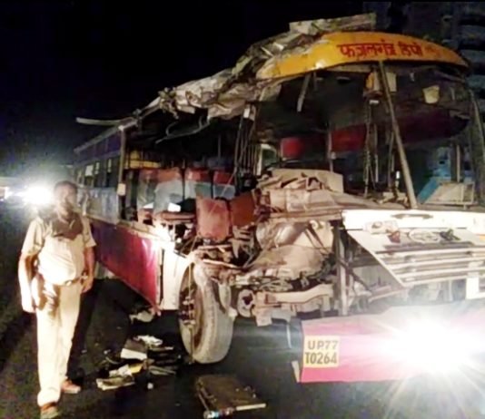 ट्रक ने बस को मारी टक्कर