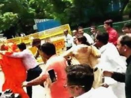 पूर्व पीएम को श्रद्धांजलि देने पहुंचे स्वामी अग्निवेश को भाजपा मुख्यालय के बाहर पीटा गया श्रद्धांजलि देने पहुंचे स्वामी अग्निवेश