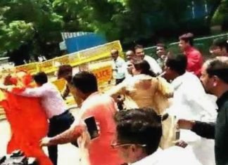 श्रद्धांजलि देने पहुंचे स्वामी अग्निवेश