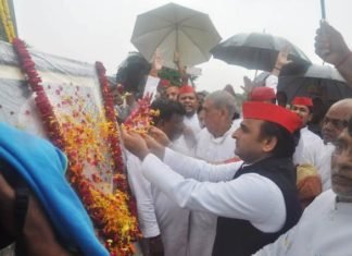 अखिलेश ने कहा, बंगला तोड़ने वाले को देंगे 11 लाख रुपए, अगर… बंगला तोड़ने का ईनाम