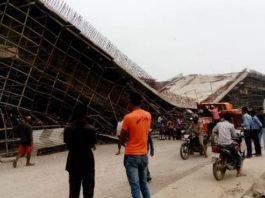 बस्‍ती में गिरा निर्माणाधीन फ्लाईओवर