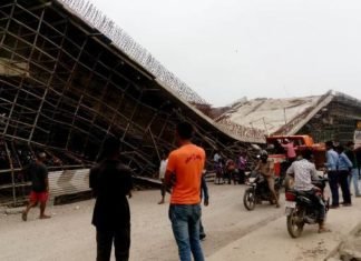 बस्‍ती में गिरा निर्माणाधीन फ्लाईओवर