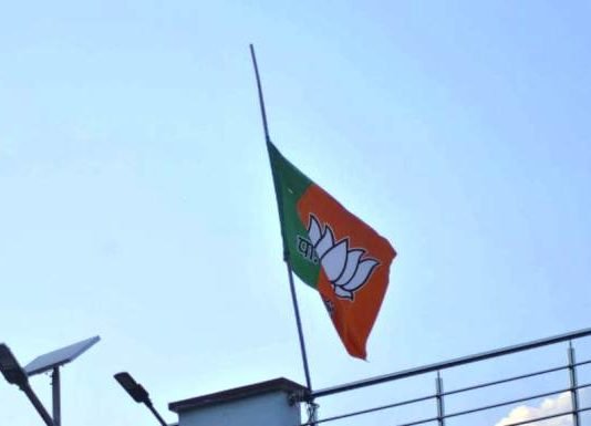 पूर्व प्रधानमंत्री के निधन पर भाजपा प्रदेश अध्यक्ष व महामंत्री ने जताया शोक, झुकाया गया BJP का झंडा झुकाया गया झंडा