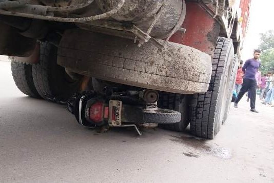 वसूली से बचकर भाग रहे नो इंट्री में घुसे ट्रक ने ड्यूटी पर जा रहे हेड कांस्टेबल को कुचल डाला, परिजनों में कोहराम हेड कांस्टेबल की मौत