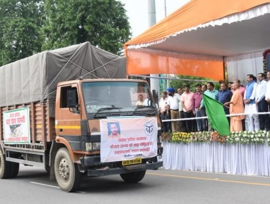 योगी की हरी झंडी के बाद केरल बाढ़ पीड़ितों के लिए 12 ट्रक राहत सामग्री रवाना योगी की हरी झंडी