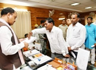दो सौ से ज्यादा फरियादियों से मिले केशव मौर्या ने कहा दोषी अधिकारियों पर होगी कड़ी कार्रवाई फरियादियों की बात सुनते उप मुख्यमंत्री