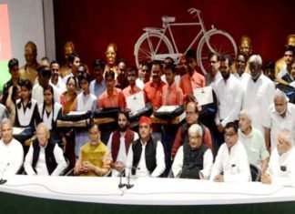 मेधावियों को लैपटॉप बांटकर बोले अखिलेश, योगी सरकार भी पूरा करे अपना वादा लैपटॉप बांटकर बोले अखिलेश