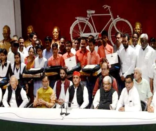 मेधावियों को लैपटॉप बांटकर बोले अखिलेश, योगी सरकार भी पूरा करे अपना वादा लैपटॉप बांटकर बोले अखिलेश