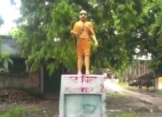 भगवामय हुई गांधी प्रतिमा