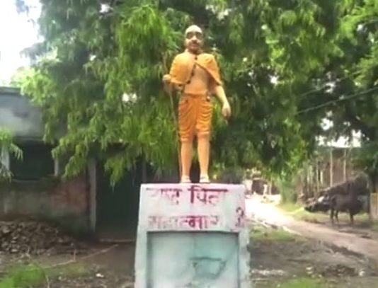 बाबा साहब के बाद भगवामय हुई गांधी प्रतिमा, लोगों में रोष भगवामय हुई गांधी प्रतिमा