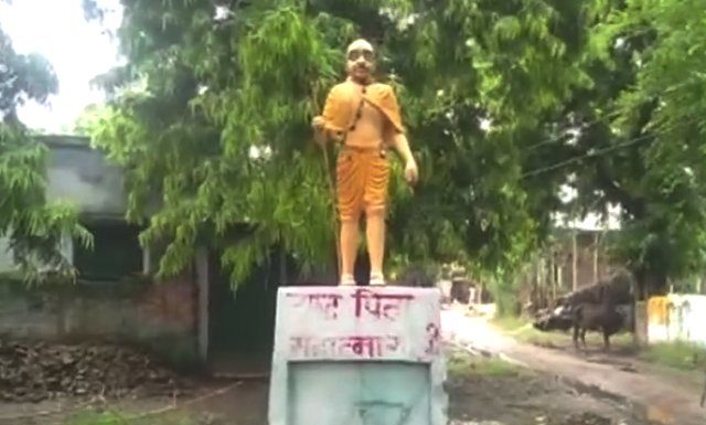 भगवामय हुई गांधी प्रतिमा