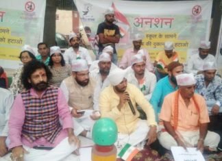स्कूल के सामने मॉडल शॉप