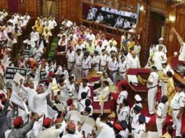 योगी के सांप वाले बयान पर विपक्ष का विधानसभा में हंगामा, काली पट्टी बांधकर पहुंचे सदन योगी के सांप वाले बयान