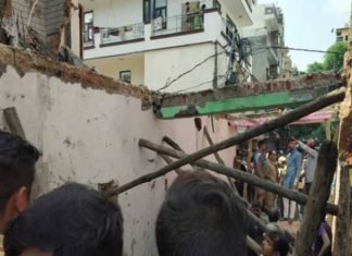 तीन मंजिला इमारत
