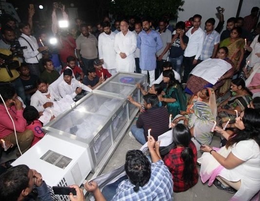इन मांगों के लिए विवेक तिवारी के परिजनों ने शव रखकर किया प्रदर्शन विवेक तिवारी की लाश