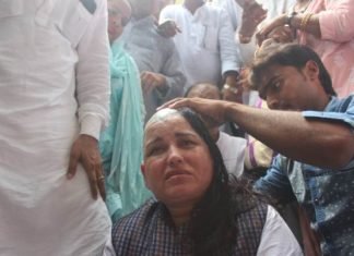 शिक्षकों ने सिर मुडवाकर किया प्रदर्शन