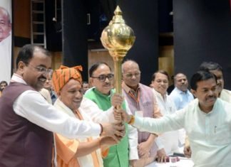 योगी ने कसा तंज, महानता थोपने से राहुल गांधी जैसा व्यक्ति होता है पैदा लोधी समाज