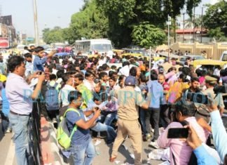 अभ्‍यर्थियों पर लाठीचार्ज