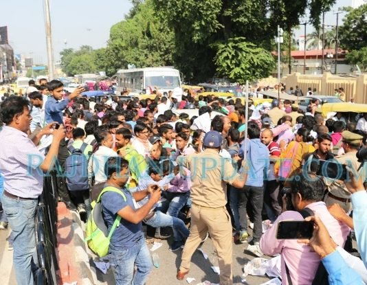 अभ्‍यर्थियों पर लाठीचार्ज