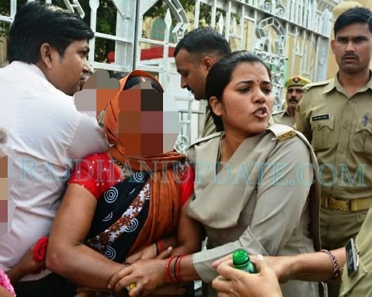 बेटी के अपहरण के पांच महीने बाद भी कार्रवाई नहीं होने से क्षुब्द्ध परिवार ने किया विधानसभा के बाहर आत्मदाह का प्रयास बहराइच आत्मदाह