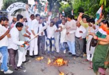 गुजरात में हिंदी भाषियों पर हमले को लेकर भड़के कांग्रेसी, फूंका भाजपा सरकार का पुतला, ऐसी घटनाओं को देश के लिए बताया खतरा गुजरात में हिंसा