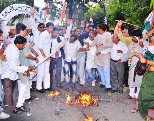 गुजरात में हिंदी भाषियों पर हमले को लेकर भड़के कांग्रेसी, फूंका भाजपा सरकार का पुतला, ऐसी घटनाओं को देश के लिए बताया खतरा गुजरात में हिंसा