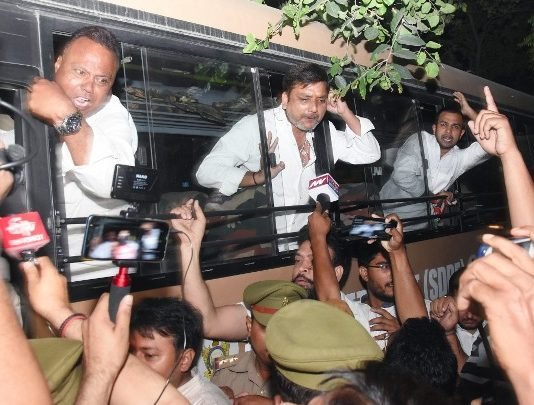 गुजरात के सीएम को कांग्रेसियों ने लखनऊ में दिखाए काले झंडे, लगाए वापस जाओ के नारे, 12 गिरफ्तार, देखें वीडियो विजय रूपाणी