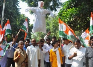 विजय रूपाणी का कांग्रेस ने दूसरे दिन भी किया विरोध, कहीं फूंका पुतला तो कहीं उड़ाए काले गुब्बारें, देखें वीडियो कांग्रेस का प्रदर्शन