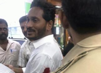 YSR कांग्रेस अध्यक्ष जगनमोहन रेड्डी को एयरपोर्ट पर मारा चाकू, उड्डयन मंत्री ने दिए जांच के आदेश मारा चाकू