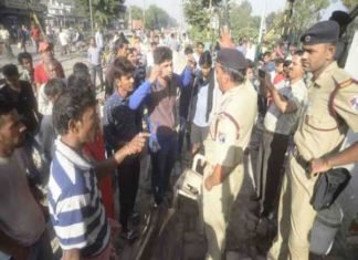 अमृतसर ट्रेन हादसा: ट्रैक पर प्रदर्शन करने वालों को हटाने पहुंची पुलिस से भिड़े लोग, किया पथराव, पुलिसकर्मी घायल अमृतसर ट्रेन हादसा