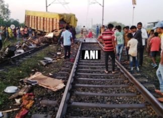 MP: क्रॉसिंग पर बैरियर तोड़ राजधानी एक्सप्रेस से टकराया ट्रक, पटरी से उतरे दो डिब्बे, ड्राइवर की मौत राजधानी एक्सप्रेस