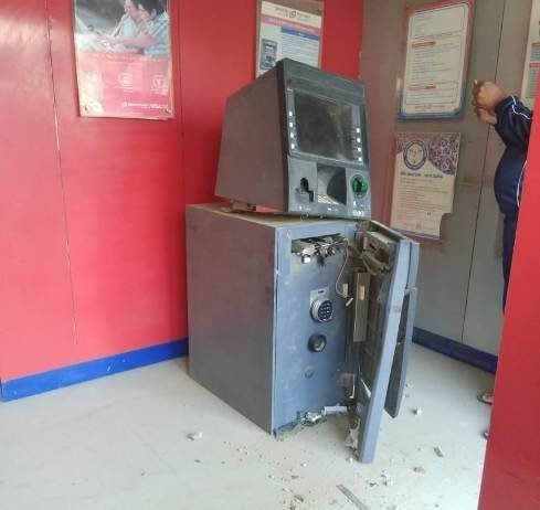 बैंक का ATM नहीं खोल पाए बदमाश तो कर दिया ये हाल, CCTV में कैद हुई घटना एटीएम लूट