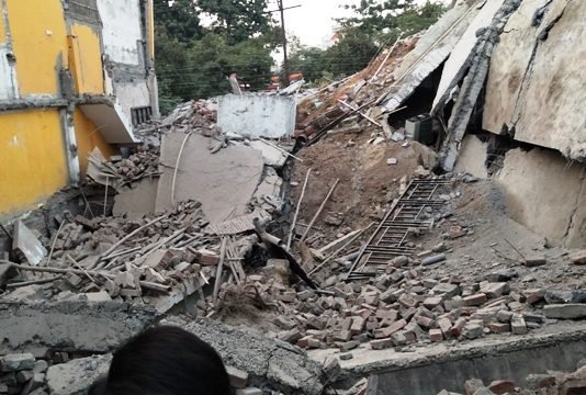 गोमतीनगर: 15 मिनट पहले गिरती अवैध बिल्डिंग, तो जाती कईयों की जान हुसड़िया